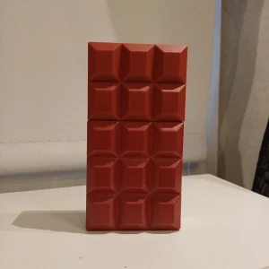 Sweet Tooth Cherry Baby parfym 30ml - Parfymen Sweet Tooth cherry baby av Sabrina Carpenter i en unik chokladkakeformad flaska. Volym: 30 ml. Tillverkad i Kina. Perfekt för dig som vill sticka ut med en cool och lekfull design. Använd fåtal sprut, gissar 95% kvar inuti.