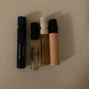 Fyra parfymprover, mixade märken - Fyra olika parfymprover, bland annat Musc Nude från Narciso Rodriguez. Perfekt för dig som vill testa nya dofter i smidigt format. Enkelt att ta med i väskan eller fickan. Dem är testade olika mycket men de är tillräckligt kvar för att kunna testa, priset gäller alla