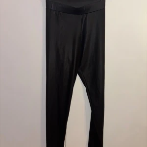 Svarta leggings i skinnlook från Pieces - Svarta leggings från Pieces i storlek XS/S med snygg skinnlook. Aldrig använt 