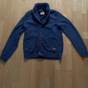 Blå stickad kofta från Edc Brand - Säljer min blåa stickade kofta från Edc brand. Den har inga defekter och veldigt bra kvalitet. Det är storlek M på koftan. Det är bara att höra av sig vid minsta fundering🙌