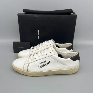 Saint Laurent SL/06 Court Sneaker - • The shoes have been gently used and are in really good condition  • Size: 41.5 (fits 42–42.5)  • Color: White  • Retail price: 7200 SEK / 650€  • Box, dustbag & saint laurent booklet included