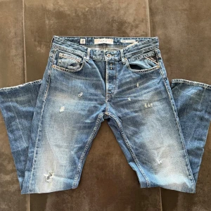 Replay Groover Jeans - Säljer ett par Replay Grover jeans i blå med slitningar. Storlek 31W , ytterbens längd 101 cm (ca storlek 32).