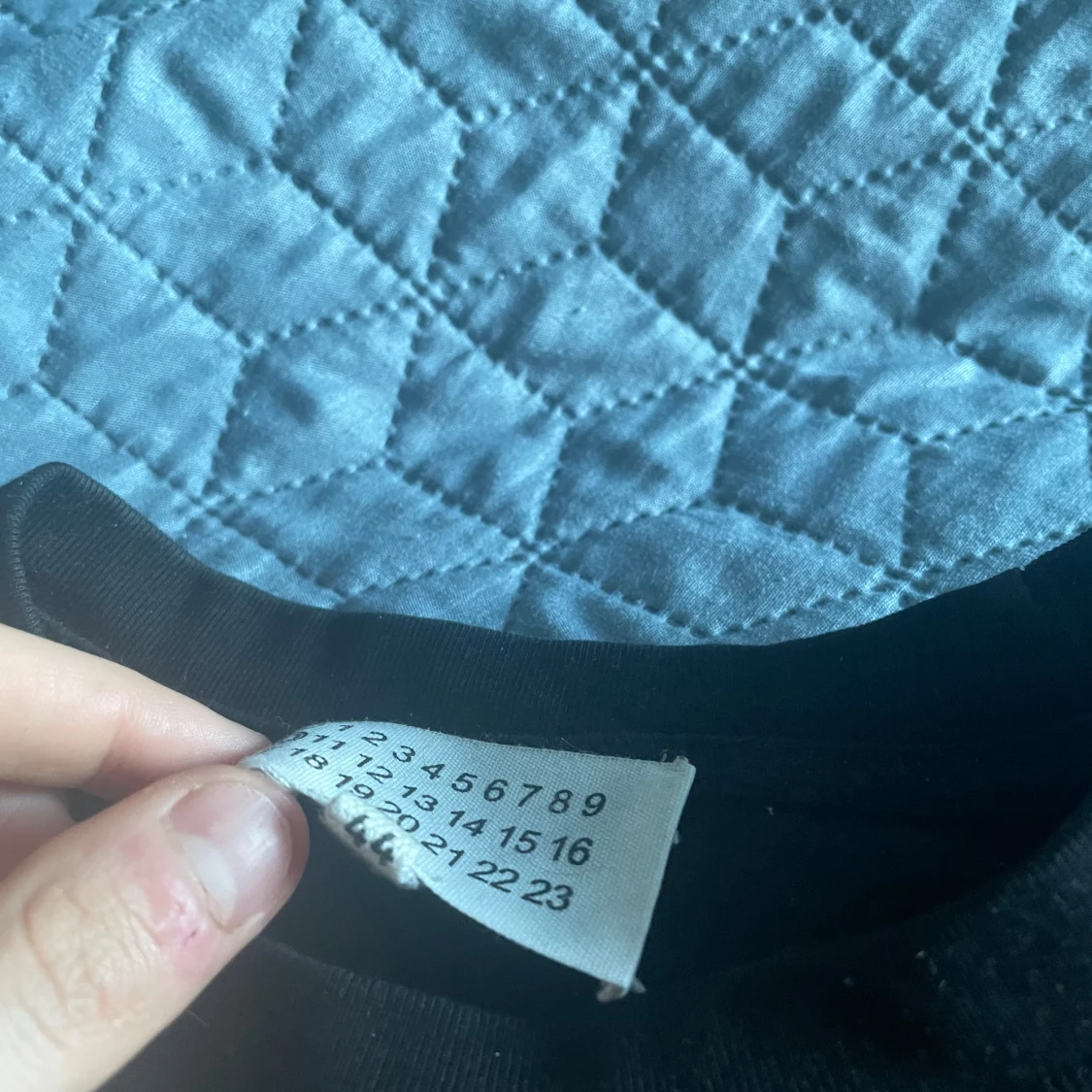 Maison Margiela svart t-shirt med tryck - 1