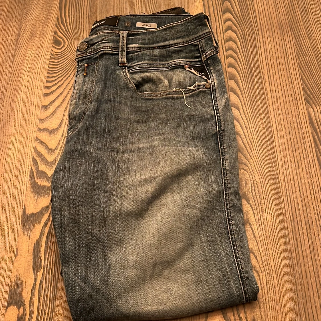 Replay Anbass jeans i tvättad blå