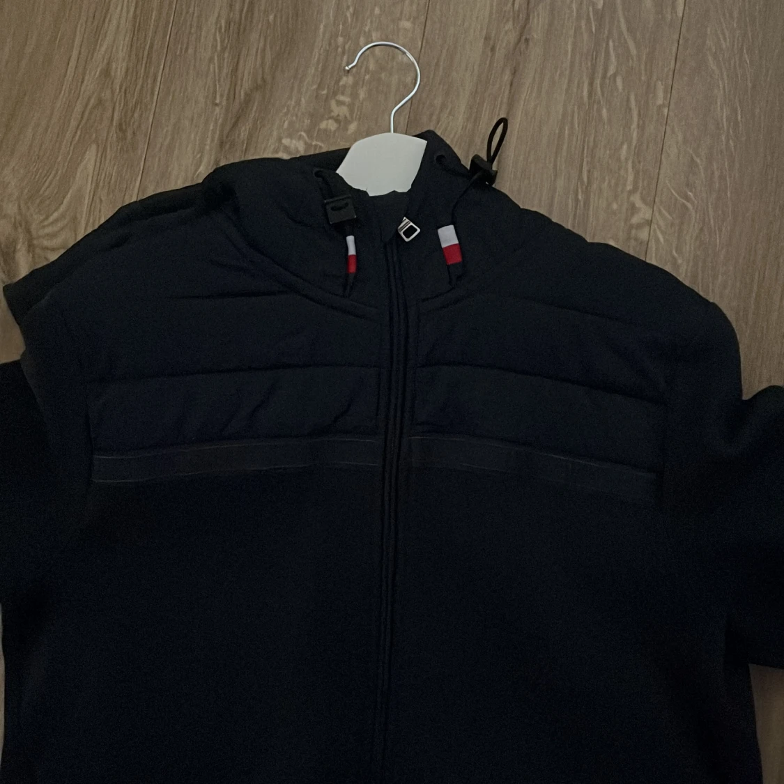 Svart vindjacka från Tommy Hilfiger - 1