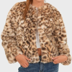 Leopardmönstrad pälsjacka - Pälsjacka från Meet me there! Använd en gång, lappen är kvar. (orginalpris 1050kr)