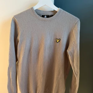 Stickad tröja  - Säljer en fin stickad tröja ifrån lyle&scott. Inga defekter och använd väldigt lite. Sitter som S-M. Skriv vid frågor eller om ni vill ha fler bilder. 