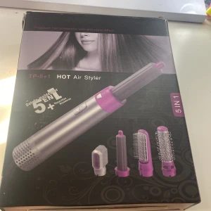 Hårfön KAN DISKUTERAS PRIS!! - Multifunktionell hårstyler med 5 utbytbara tillbehör för styling, volym och lockar. Produkten är i gott skick, men förpackningen har en tydlig reva. Perfekt för dig som vill ha flera stylingalternativ i ett verktyg. 