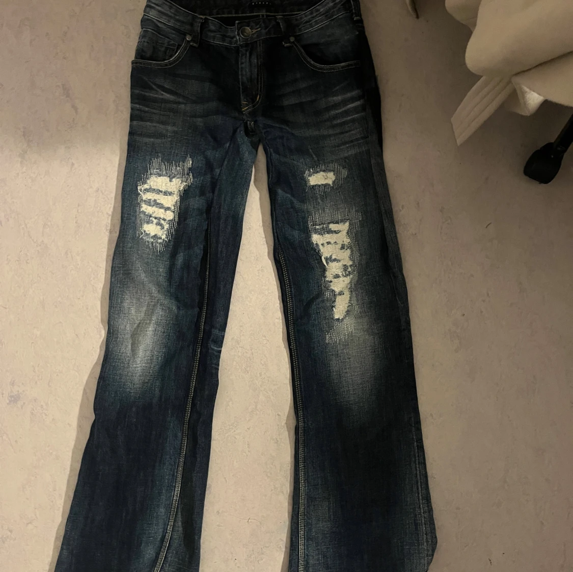 Mörkblå slitna bootcut jeans