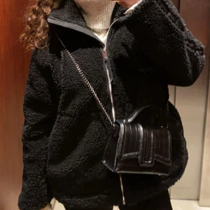 Teddyjacka svart med dragkedja - Mysig svart teddyjacka med hög krage, dragkedja och fickor framtill. Jackan har en fluffig struktur och är perfekt för kyliga dagar.                          Knappt använd & passar XS-M beroende på önskad passform.                                                                   Perfekt nu till hösten!🍁🍂