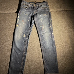 Polo Ralph Lauren jeans med paintsplash - Mörkblå jeans från Polo Ralph Lauren med coola paintsplash över hela byxorna. Storlek 150-164 14 år. Jeansen är i mycket bra skick.