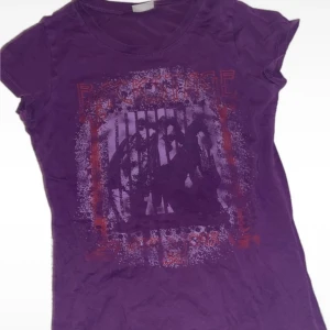 Lila t-shirt med tryck - Jätte söt lila t shirt, använde innan men inte längre 💔 gammal modell ifrån Gina  storlek är Xs men funkar jätte bra på S också