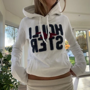 Hollister hoodie - En hoodie från Hollister i storlek M. Upplevs betydligt mindre i storlek, likt en XS/S. Den bedöms vara i fint skick. Jag skickar ditt köp inom 24h. Se liknande plagg i min profil! 