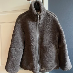 Teddyjacka  - Trendig teddyjacka från h&m. Köpt förra vintern och använd ett fåtal gånger. Storlek S men passar även M och XS 🙏