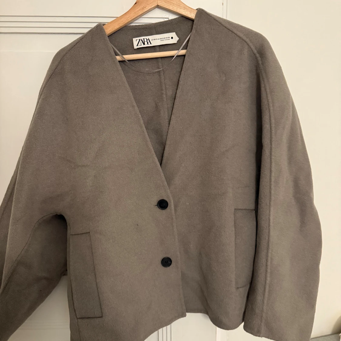 Grå kavaj från Zara med knappar