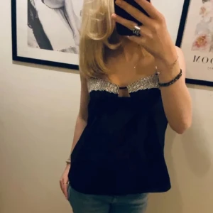 Topp med silver detaljer  - Säljer denna topp då jag inte längre fått användning för den. Den är använd fåtal gånger och är i bra skick. Skriv vid fler frågor🩷