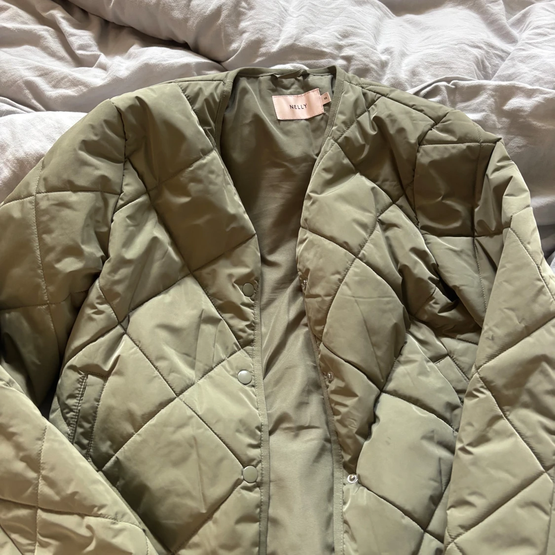 Olivgrön quiltad pufferjacka Nelly XS - 3