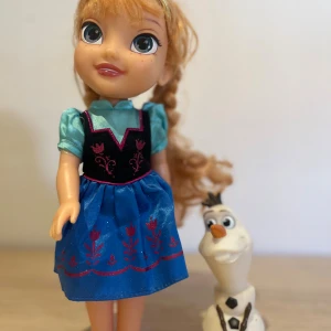 Anna docka, och en Olof docka ifrån Disney store - fin Anna docka och Olof docka ifrån Disney store. Olof dockan har små synliga fläckar på vissa ställen . 