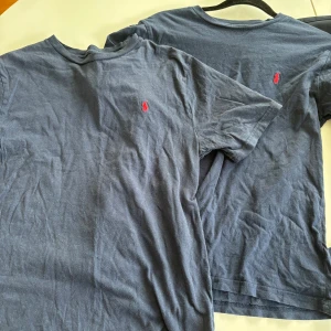 Mörkblå t-shirt Polo Ralph Lauren - Två mörkblå t-shirts från Polo Ralph Lauren med klassisk röd broderad logga på bröstet.  Båda för 300 en för 199 