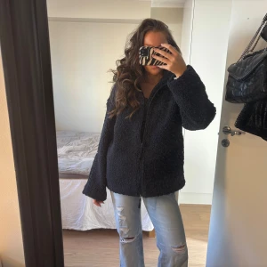 Teddy jacka Gina tricot  - Säljer min oanvända mörkblåa teddy jacka från Gina tricot i storlek Xs! Passar perfekt nu till hösten🙌🏽🙌🏽🤎💝