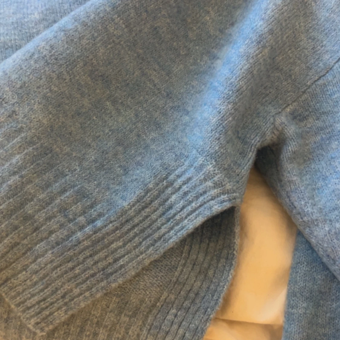 Ljusblå stickad kofta med stora knappar - 2