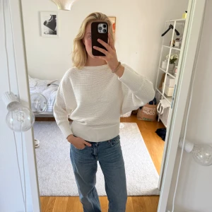Vit sticka tröja - Vit virkad / stickad tröja med midjeband, kan ha som boatneck eller off shoulder  