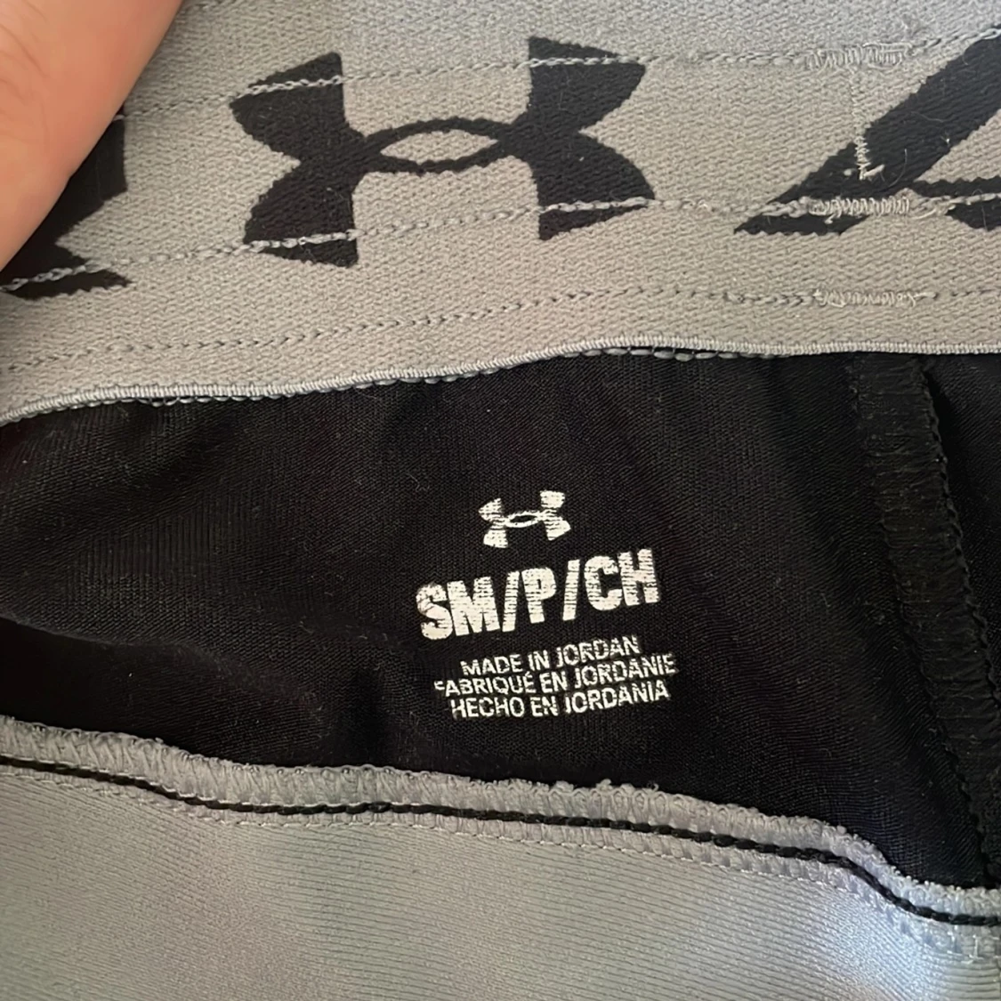 Grå träningsshorts från Under Armour - 1