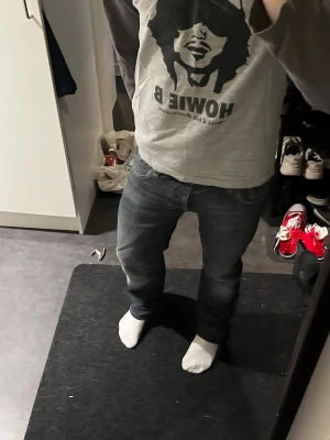 Långärmad T-Shirt - Tjena! Säljer nu en sjukt fet Långärmad T-Shirt/raglan! Osäker på märke, men sitter fett som fasen oavsett!