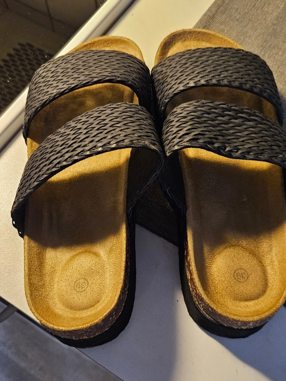 Svarta sandaler med flätade remmar - 1