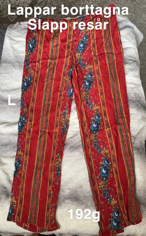 Byxor  - Slapp resår. Lappar borttagna, uppskattningsvis stl L