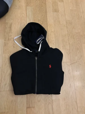 Polo raulph lauren zip hoodie svart-size S stor i storleken - Den är size S men verkligen som en size M.  Fick den som en föddelsedagspresent men den var för stor. Priset kan diskuteras. Vid snabbaffär kan jag sälja för billigare