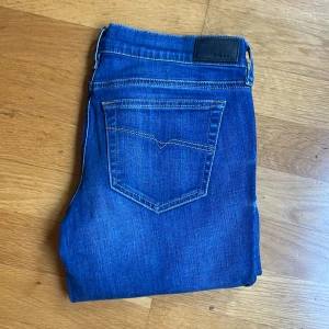Blå Diesel Jeans slim fit - Svinsnygga blåa Diesel jeans i storlek 29/30. De är i väldigt bra skick Hör av vid minsta fundering!