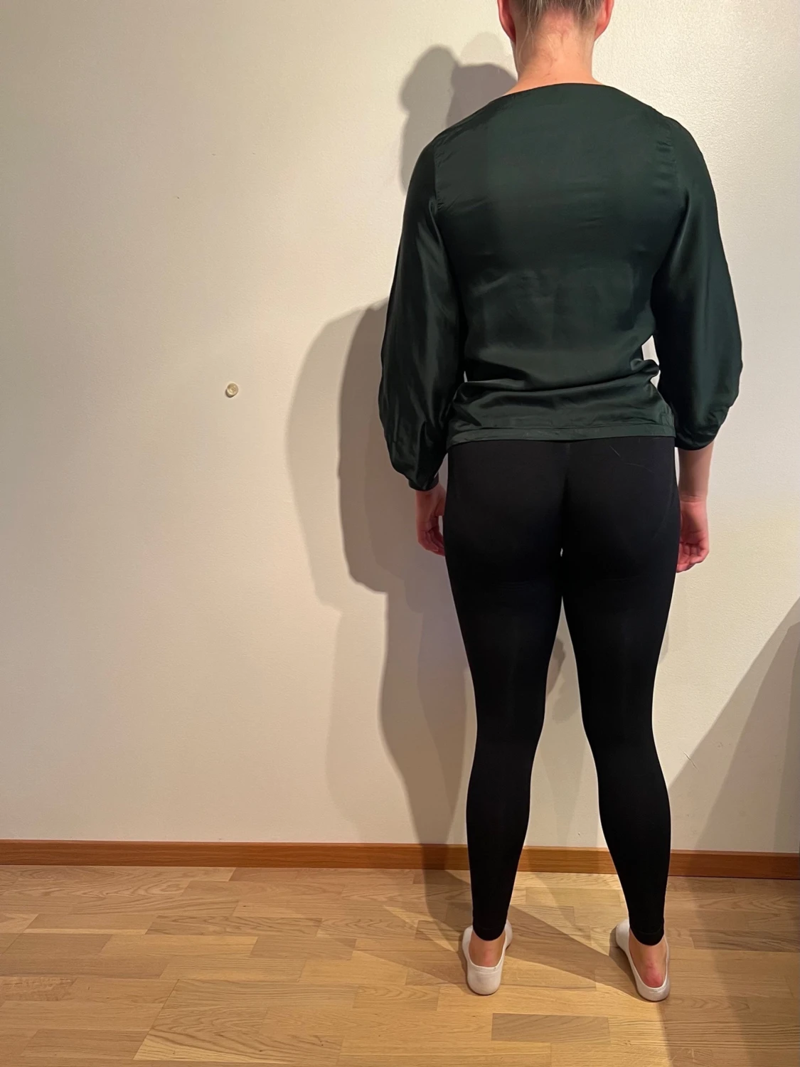 Grön, ”silkig” topp med detaljer vid armarna. Kappahl  - 1