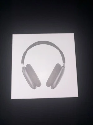 AirPods Max - Apple AirPods Max i snyggt skick, levereras med originalförpackning. Trådlösa over-ear hörlurar med aktiv brusreducering, hög ljudkvalitet och elegant design. Perfekt för musik, film och samtal. Inga synliga defekter eller slitage.