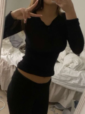 Zara v neck tröja - Mörkblå köpt 2 år sen. Använd men inga defekter vad jag vet.