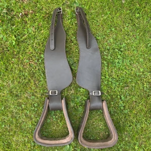 Western stigbyglar - Nån sorts western sitigbyglar i bra skick! Dom har suttit på en bomlös sadel likt en engelsk sadel där man fäster stiglädret.