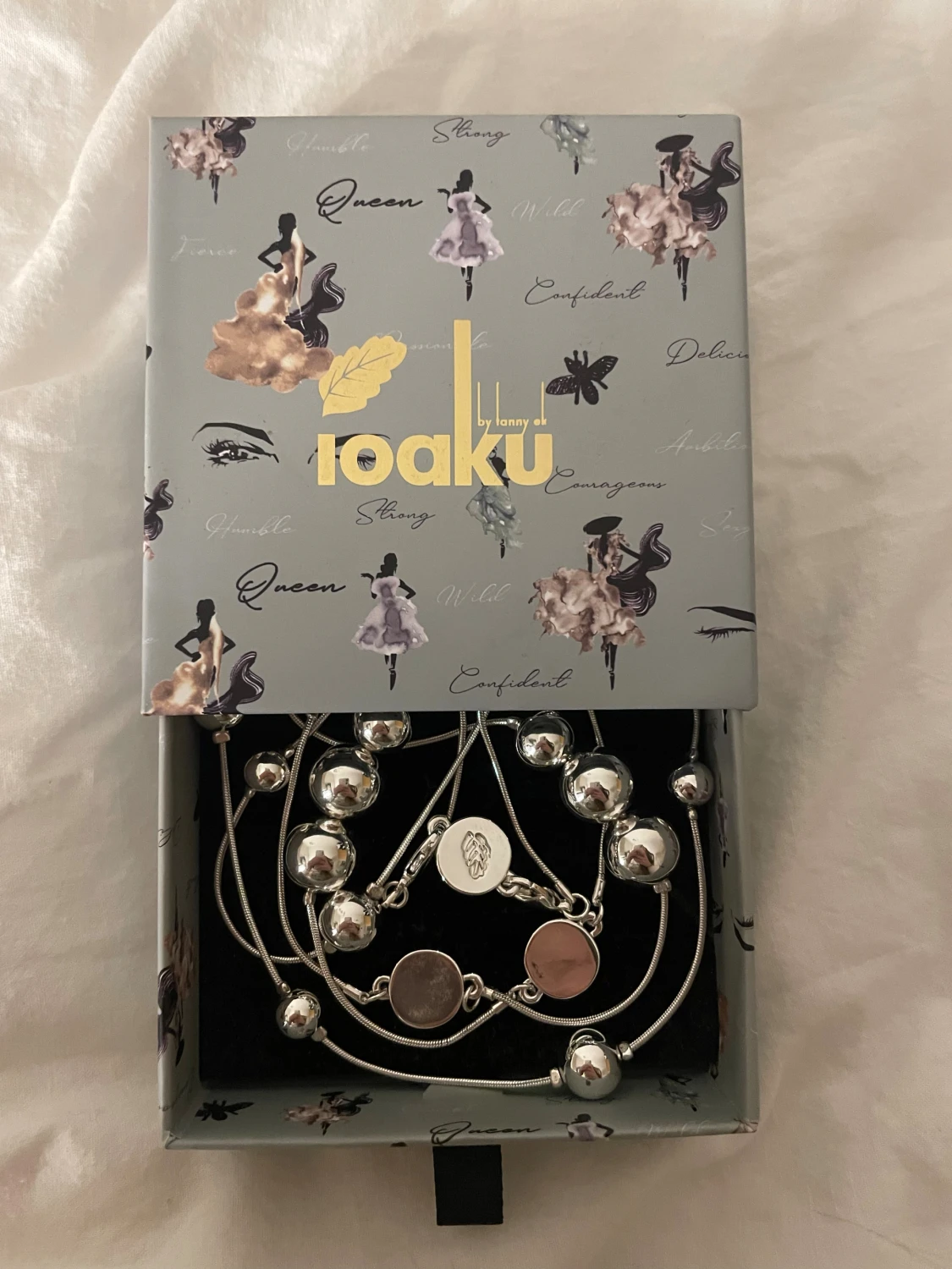 Silverfärgad IOAKU halsband med kulor