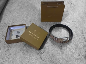 Burberry bälte  - Snyggt Burberry bälte med klassiskt rutigt mönster i beige, brun, svart och röd. Bältet har en stilren silverfärgad spänne och är tillverkat i läder. Perfekt accessoar för att lyfta din outfit med lyxig känsla. Levereras med originalförpackning och dustbag. 105 cm.