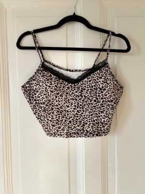 Y2k 2x linnen - linne med leopard och Zebra tryck svart spets vid kanten ej omställbara band, väldigt liten i storleken. Det är en storlek L men skulle säga att den passar S och M. Obs väldigt kort i modellen.