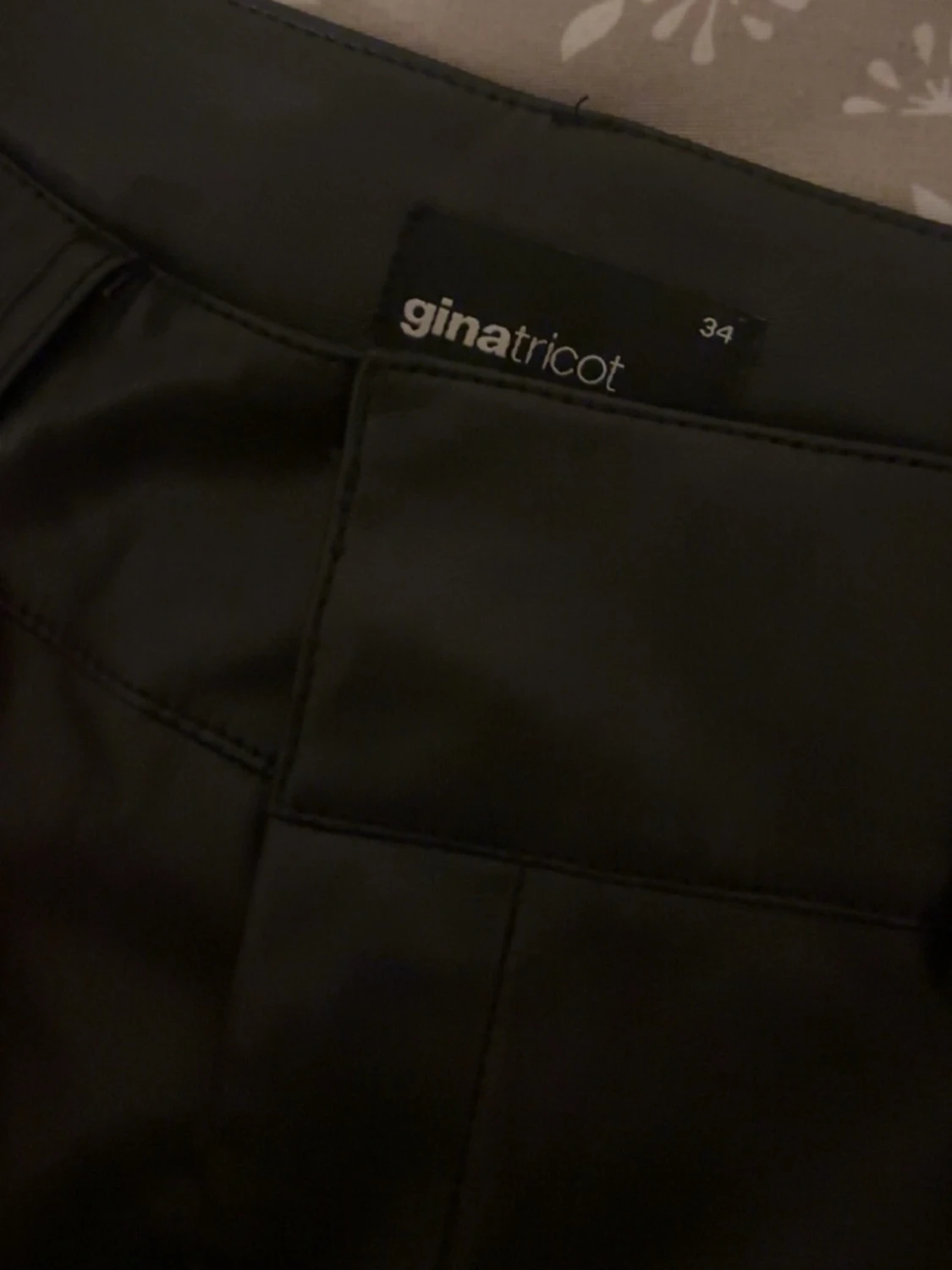 Svarta bootcut byxor från Gina Tricot - 2
