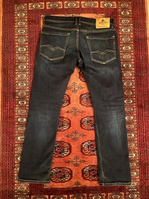 Replay rocco jeans - Säljer nu dessa as feta replay rocco jeansen. Rocco är en modell som sitter lite rakare än anbass och har rinktigt unikt och skönt material, därav priset. Hör av dig vid frågor eller funderingar!✌️✌️