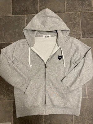 CDG Zip Up - En riktigt fet CDG zip up som är perfekt nu till vintern!💯Den är i väldigt fint skick! Priset går att diskutera och om du har frågor är det bara att skriva!