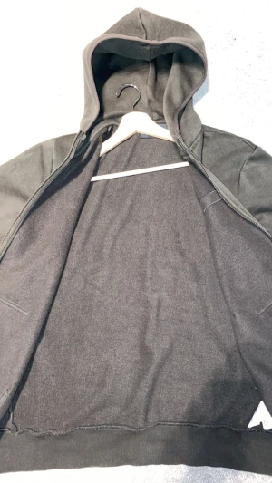 En fin peak tröja som håller dig varm simpel o fin - En fin varm tröja med varmt tryg bra o ha fin grön färg 