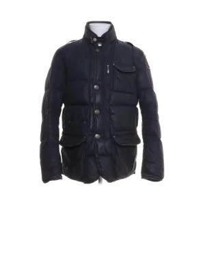 Mörkblå pufferjacka från Parajumpers - Säljer en mörkblå pufferjacka från Parajumpers med hög krage, flera fickor och snygga knappar framtill. Jackan har ett broderat patch på ärmen och är tillverkad i slitstark polyester. Perfekt för kalla dagar och har en cool, urban vibe.