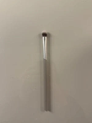 Flaer ögonskuggsborste  - Kommer inte till användning längre, därför säljer jag den. Perfekt till mindre områden för highlighter, ögonskugga eller för att jämna ut läppen. Hör gärna av dig vid frågor. Priset kan diskuteras❤️