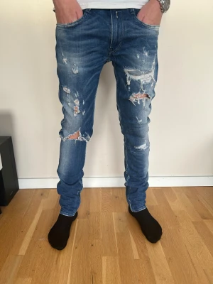 Replay Anbass blå ripped jeans, stl 32 - Riktigt schyssta replay anbass jeans. Strl 32. Skick 9/10 slitningarna är från fabrik alltså inget från andvändning, modellen är 184 och byxorna satt bra på. Pris 549 nypris ca1800kr🤩