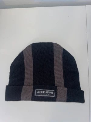 Giorgio Armani Neve Mössa - En mössa från Giorgio Armani Neve. Ärvt av släkting så tror ej modellen är till salu längre. Väldigt gott skick