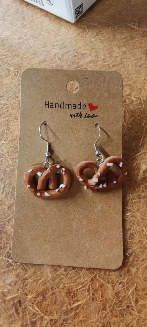 Kringlor öronhängen  - Kringlor öronhängen gjord med polymerlera. Krokar finns som plastkrokar, silverpläterade eller sterling silver. Kontakta mig innan köp så jag har dem hemma! 
