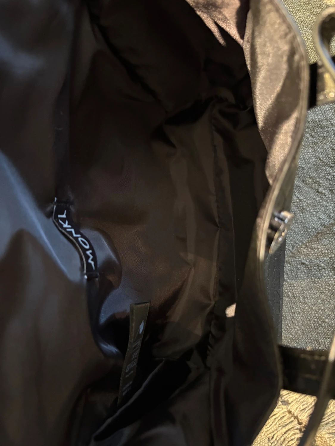 Svart handväska med hjärtdetalj från Monki NY med lapp - 5