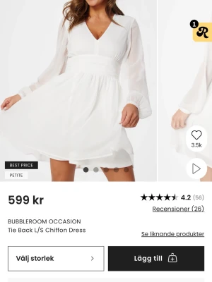 Vit chiffongklänning med knyt från Bubbleroom - Supersöt vit kortklänning i chiffong från Bubbleroom med v-ringad hals, långa transparenta ärmar och brett midjeband med knyt i ryggen. Fluffig kjol och flowy känsla, perfekt för dig som gillar romantisk stil och vill sticka ut med en fräsch look. Perfekt till studenten! Använd endast 1 gång, superfräsch utan skador!💕